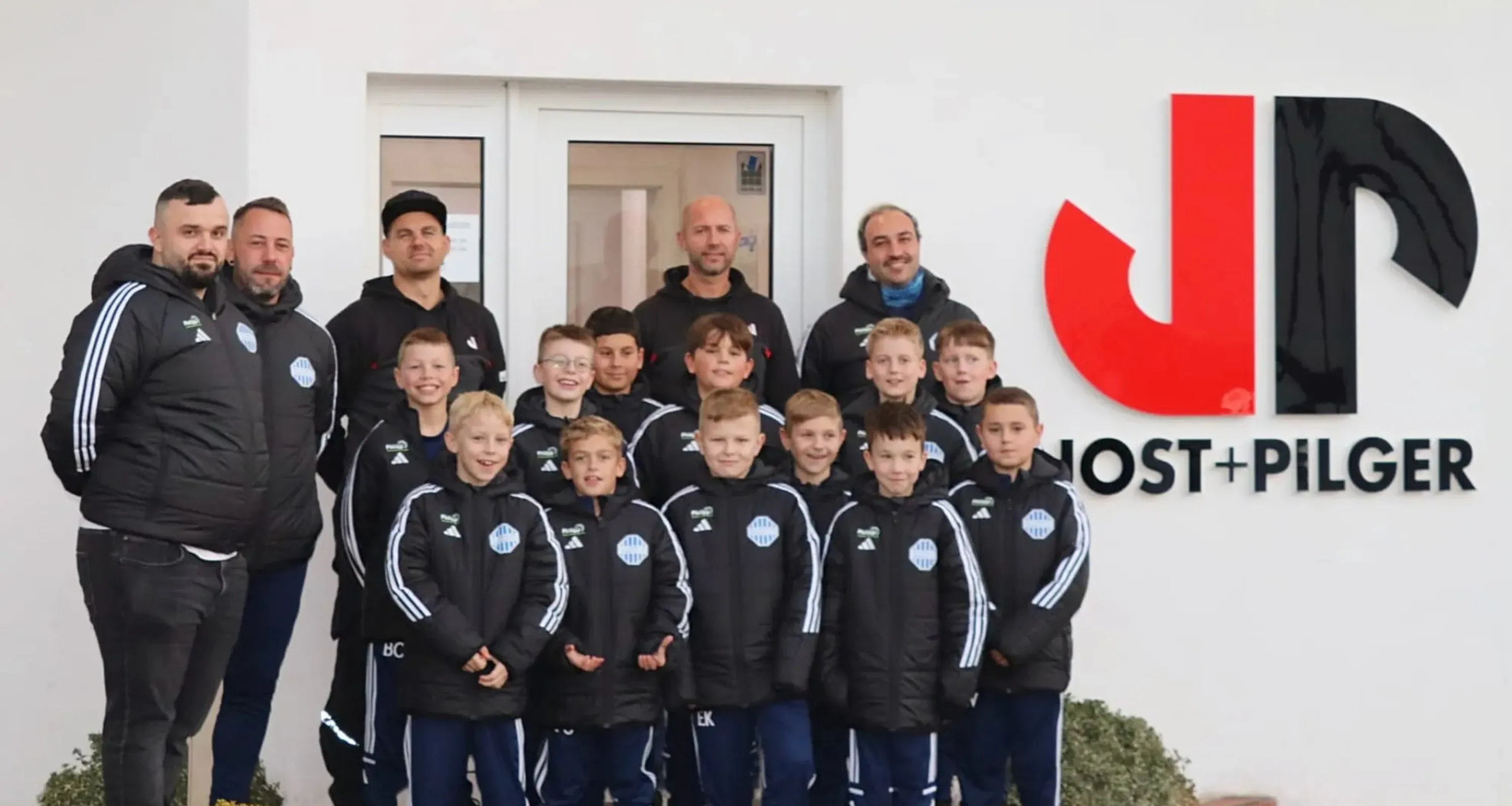 Jost + Pilger sponsert neue Winterjacken für die E-Jugend