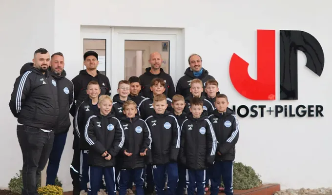 Jost + Pilger sponsert neue Winterjacken für die E-Jugend