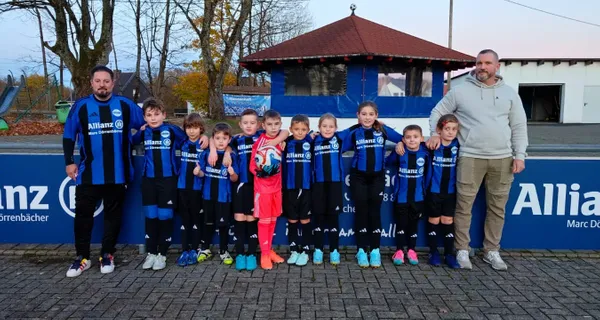 F-Jugend erhält neue Trikots durch Allianz Marc Dörrenbächer